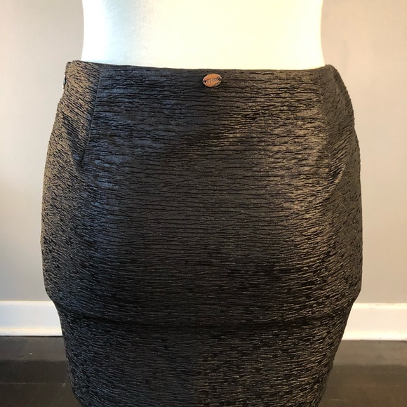 Guess mini skirt. - Picture 3 of 4